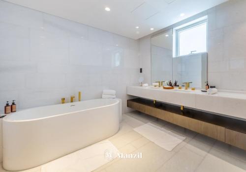 Koupelna v ubytování Manzil - Luxury 4BR Penthouse in Five Palm with Private Pool and Terrace