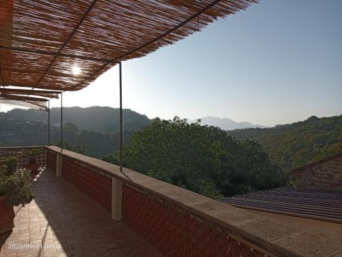a balcony of a building with a view of the mountains at Radici Dimora natura cultura in Campagnola
