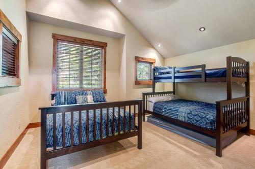 1 dormitorio con 2 literas y ventana en Prospector Pines at Suncadia Resort, en Cle Elum