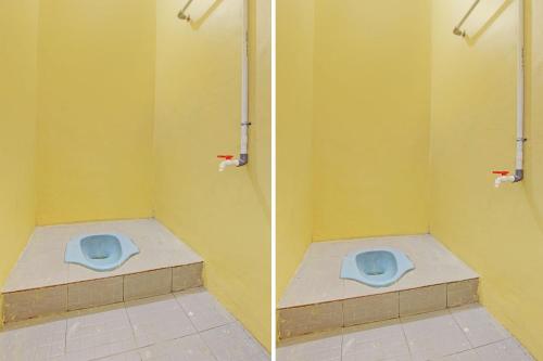 - deux photos d'une salle de bains avec toilettes dans une chambre dans l'établissement SPOT ON 92930 Syifa Guest House Syariah, à Tegal