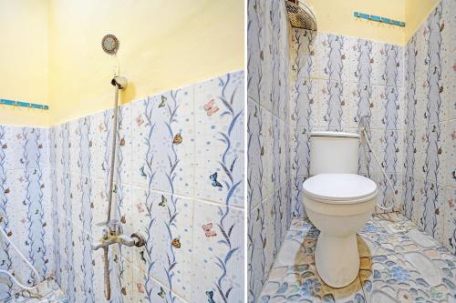 2 fotografias de uma casa de banho com um WC e um chuveiro em SPOT ON 92980 Luxury Capsule Homestay em Sidoarjo