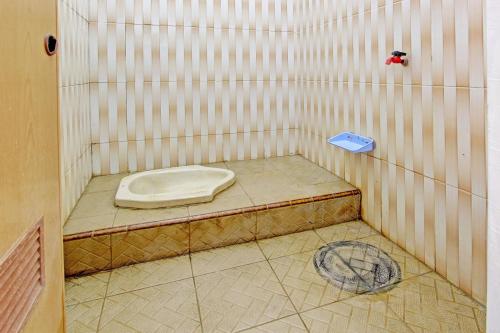 een kleine badkamer met een toilet in een stal bij SPOT ON 92926 Guest House Cemara 1 Syariah in Brebes