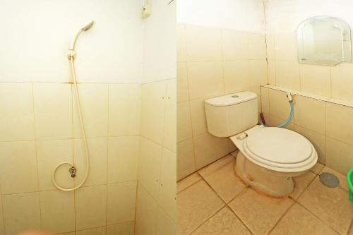 e bagno con servizi igienici e doccia. di Capital O 92971 Pelangi Residence a Tangerang