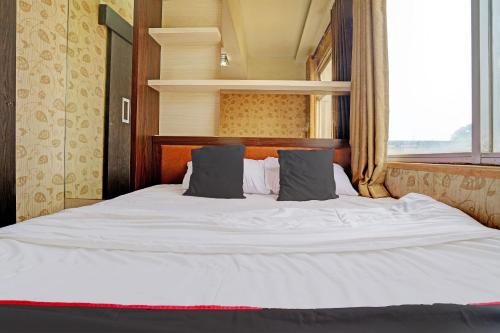 Tempat tidur dalam kamar di OYO Life Apartement Jarrdin By Fins Property