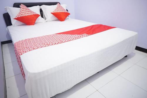 Postel nebo postele na pokoji v ubytování OYO 92965 Trisna Patihan Resort