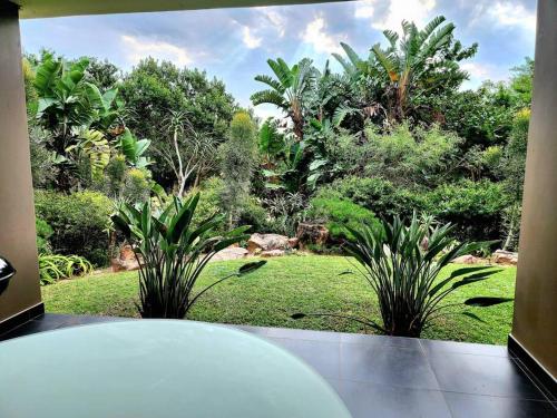 Taman di luar Silver Moon - Eden Rock