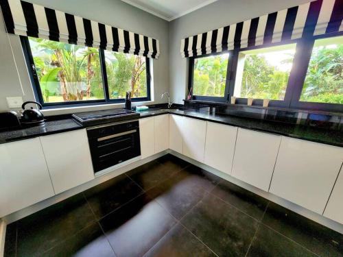 Dapur atau dapur kecil di Silver Moon - Eden Rock