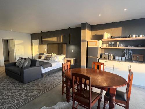 sala de estar con cama, mesa y sofá en Flip Flops Villa two rooms, en Yzerfontein