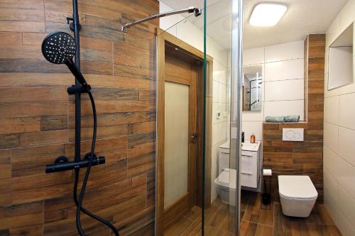 リプトフスキー・ミクラーシュにあるChalet Derešeのバスルーム(シャワー、木製の壁付)