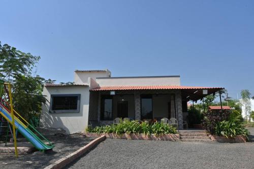 Taman di luar Apna Farmhouse - Private Villa with Pool & Play area - Near Fort -15 min to Ellora Caves
