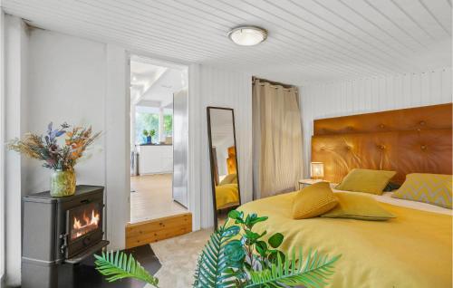 En eller flere senge i et værelse på Beautiful Home In Hornbk With House A Panoramic View