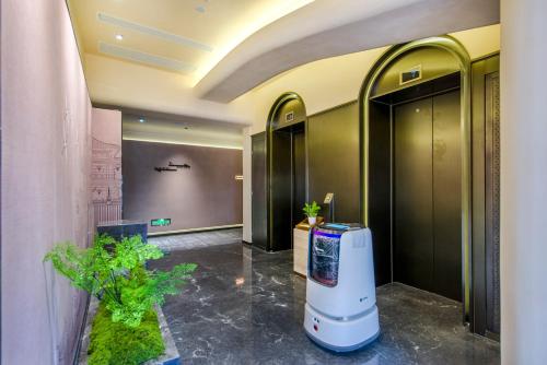 a lobby with a water heater in a building at Yiwu Baide Theme Hotel in Yiwu