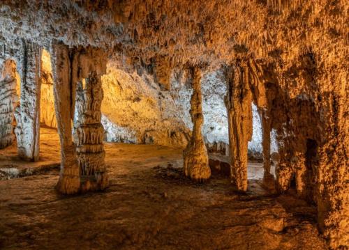 uma caverna com um monte de colunas nela em Casa Alghero Lido em Alghero