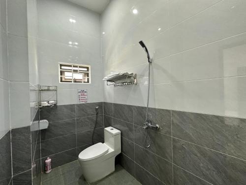 uma casa de banho com um WC e um chuveiro em OYO 1199 Dung Quyen Hotel em Da Nang