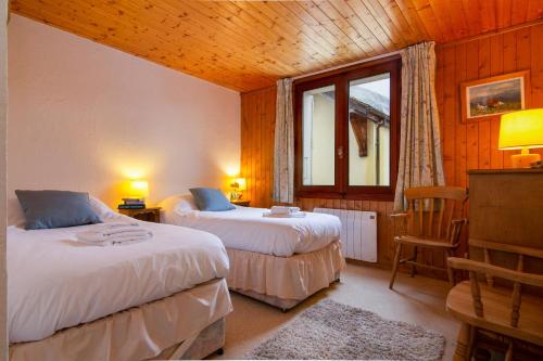 - une chambre avec 2 lits et une fenêtre dans l'établissement Résidence Igloo 12 ski in - ski out - Happy Rentals, à Chamonix-Mont-Blanc