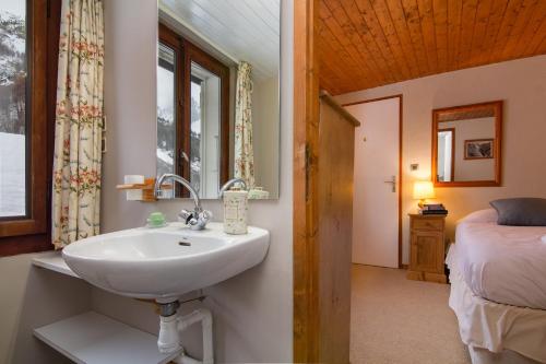 a bathroom with a sink and a bed in a room at Résidence Igloo 12 ski in - ski out - Happy Rentals in Chamonix