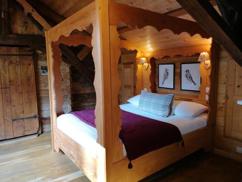 um quarto com duas camas num chalé de madeira em Les Pipistrelles em Saint-Béron