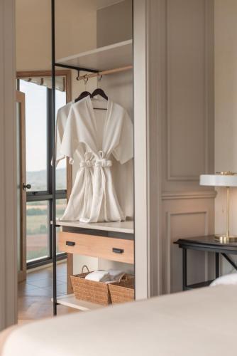 a wedding dress on a rack in a bedroom at Toscana Piazza in Mu Si