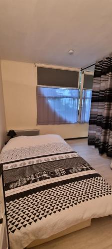 un lit dans une chambre avec une fenêtre dans l'établissement GRAND STUDIO MER ET PORT DES MINIMES, à La Rochelle