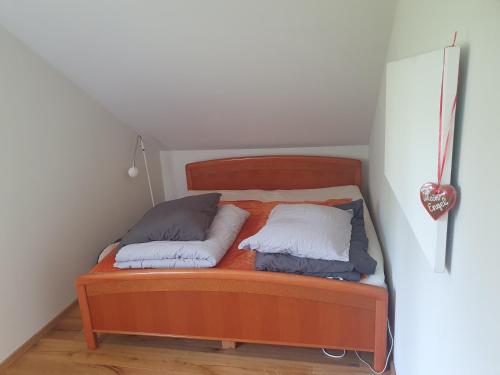Luxury - Loft في فيلاخ: سرير عليه وسادتين في غرفة