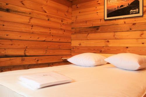 מיטה או מיטות בחדר ב-Chalet Ariégeois