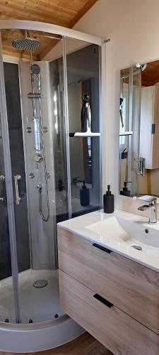 une salle de bain avec douche et lavabo dans l'établissement CHALET 35m2 climatisé 2 chambres vue mer, à Agde