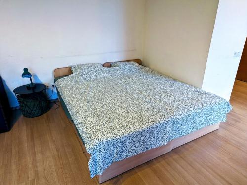 斯伽爾達的住宿－Little Cozy Place，一间卧室配有一张带蓝色棉被的床