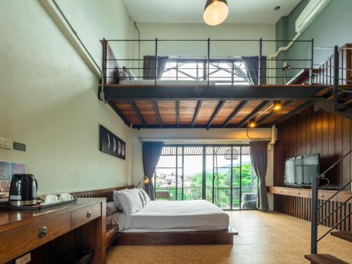 Un dormitorio con una litera y una escalera. en Gord ChiangMai Hotel, en Chiang Mai