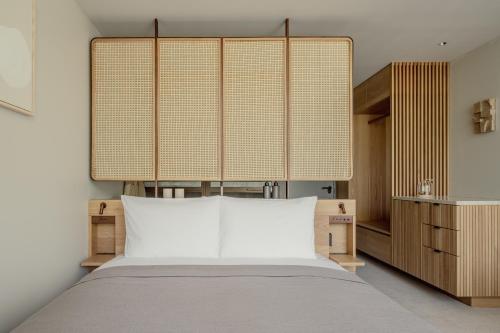 TRUNK(HOTEL) YOYOGI PARK في طوكيو: غرفة نوم بسرير ونافذة كبيرة