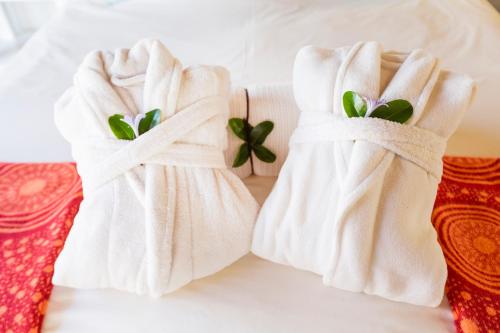 un par de toallas en una cama en Sandals Guest House, en St Francis Bay