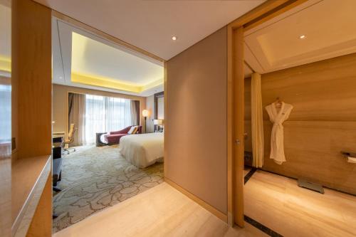 Una cama o camas en una habitación de Hilton Xi'an