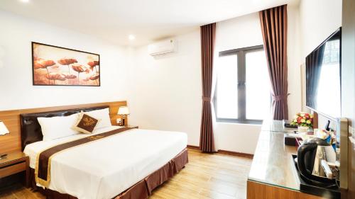 ハノイにあるLam Anh Hotel 1 Pháp Vân Hoàng Mai 23BT1のベッドと窓のあるホテルの部屋