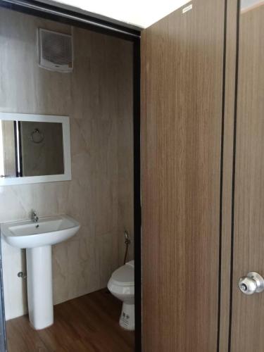 a bathroom with a sink and a toilet at โรงแรมไทยงามพาเลซ (Thai Ngam Palace Hotel) in Kaeng Khlo