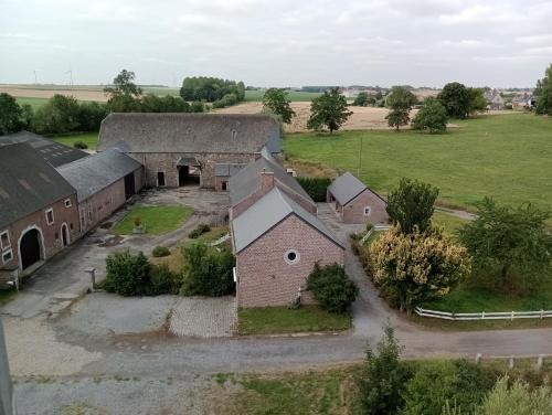 eine Luftansicht eines alten Bauernhofs mit Scheune in der Unterkunft Le Nid du Sanglier in Verlaine