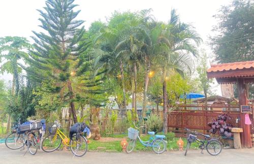 a group of bikes parked in front of a fence at Fatima homestay ฟาติมาโฮมสเตย์ in Ban Nam Lat