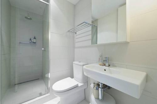 a bathroom with a toilet and a sink and a shower at South Yarra 1Br Apartment in Melbourne