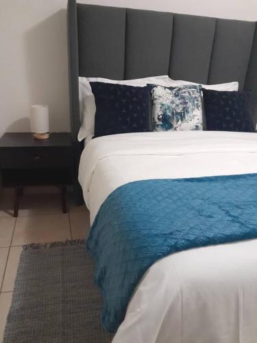 سرير أو أسرّة في غرفة في Ambré Guesthouse