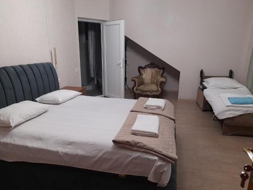 een slaapkamer met 2 bedden en handdoeken bij Zaalis wine cellar in Vani