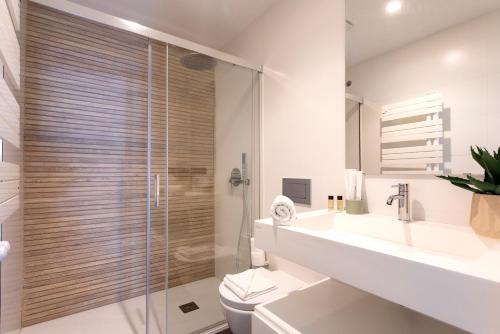 La salle de bains est pourvue d'une douche, de toilettes et d'un lavabo. dans l'établissement Malagueta Beach Front Luxury Apartment by Rent Me, à Malaga
