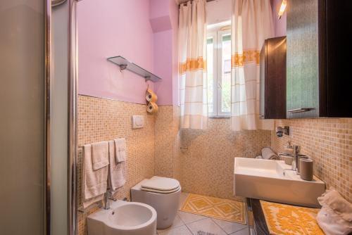 ein Bad mit einem WC und einem Waschbecken in der Unterkunft Dimora di Sofia in Siena