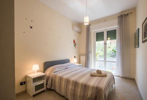 Schlafzimmer mit einem Bett und einem Fenster in der Unterkunft Dimora di Sofia in Siena