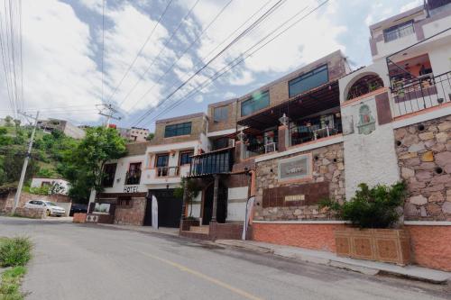 瓜納華托的住宿－Hotel Casa 12 Reales Guanajuato，城市中一条空荡荡的街道,有建筑