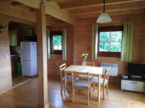 a kitchen and dining room with a table and chairs at Domek nad jeziorem Rożnowskim - Gródek Nad Dunajcem in Gródek Nad Dunajcem