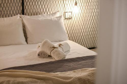 uma toalha sentada em cima de uma cama em The Carmel House - Aparthotel in Kerem Hateimanim By Sea N' Rent em Tel Aviv