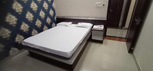 A bed or beds in a room at OYO Flagship Shri Anasuya Datt Lodge