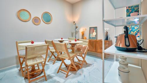 una habitación con mesa y sillas y una habitación con pinturas en Casa Vestali, en Granada