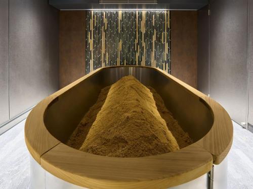 a large tub filled with sand in a room at Villa Fontaine Grand Osaka Umeda in Osaka