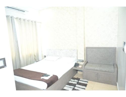 niewielka sypialnia z 2 łóżkami i oknem w obiekcie Hotel The Park, Muzaffarpur w mieście Muzaffarpur