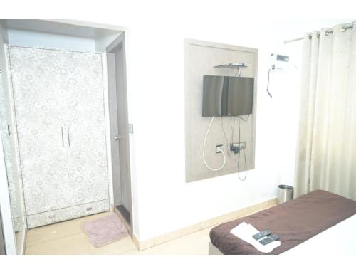 Pokój z przesuwnymi drzwiami i lustrem w obiekcie Hotel The Park, Muzaffarpur w mieście Muzaffarpur