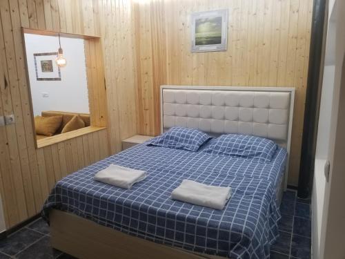 ein Schlafzimmer mit einem Bett mit zwei Handtüchern darauf in der Unterkunft Hotel Salosi in Tbilisi City